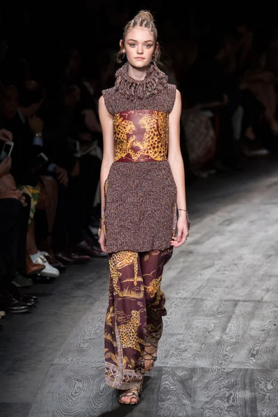 Look 49